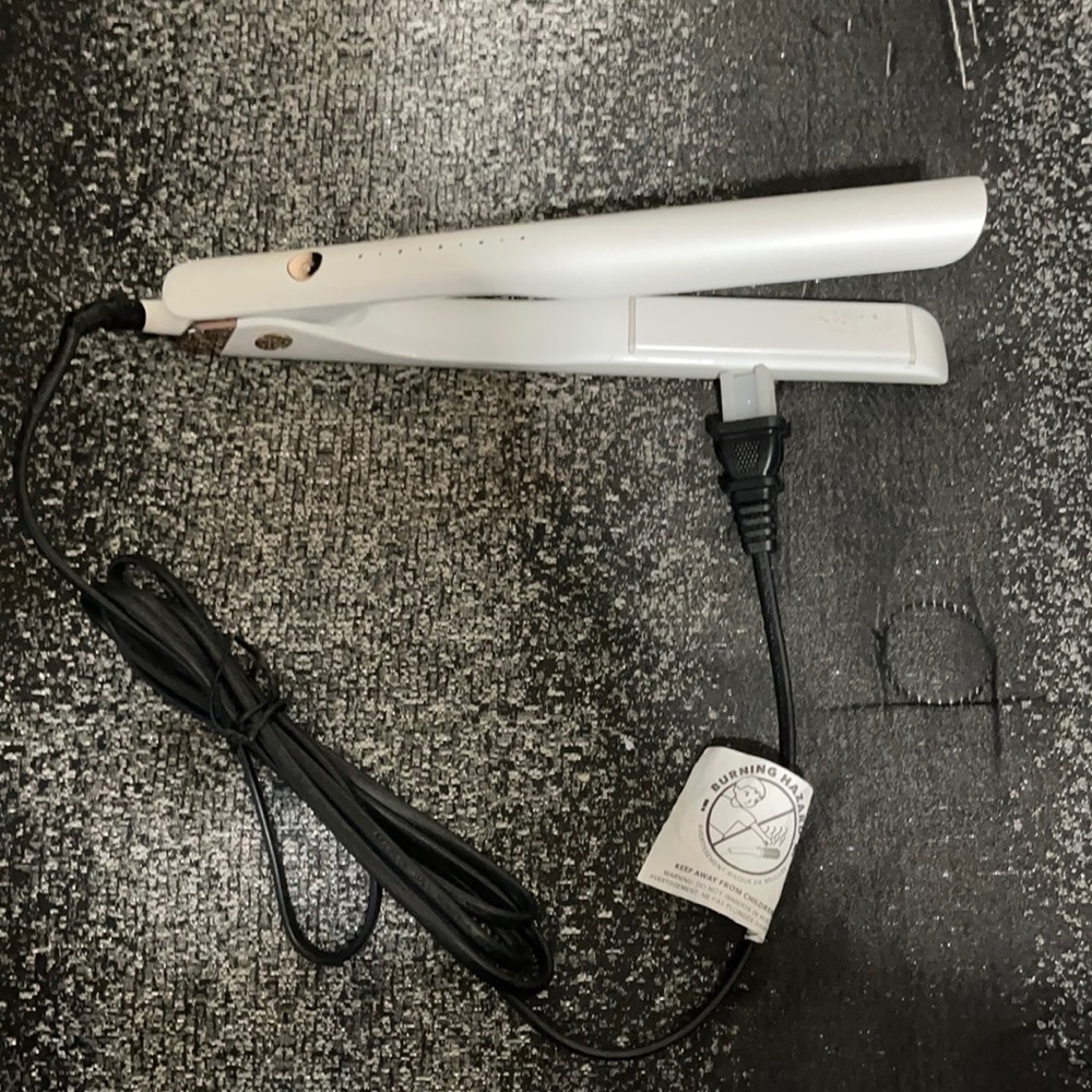 T3 hair straightener styler. 1 inch new